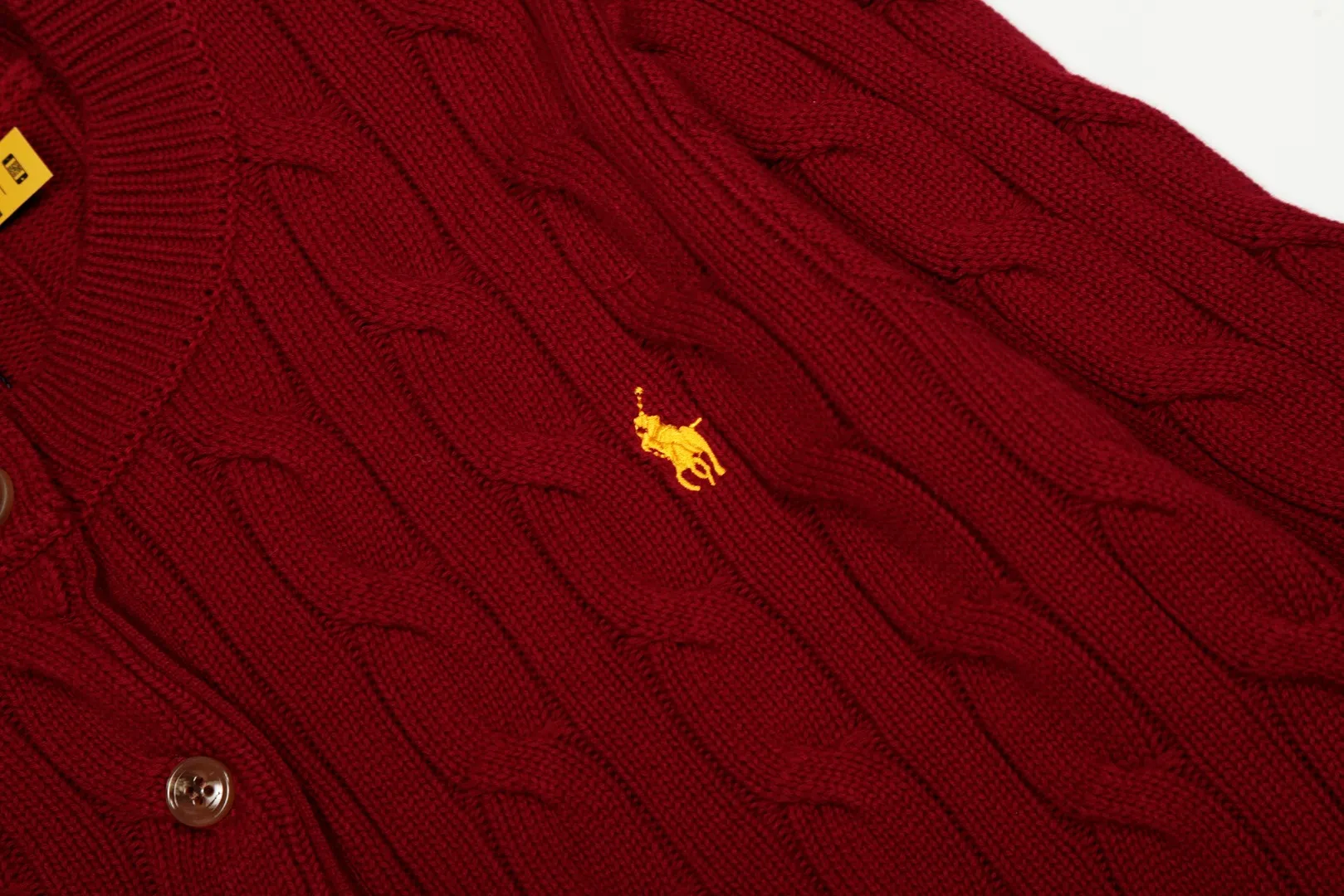 P230 Top quality" Style number: DS006# (not off the shelves all year round) [Ralph Lauren round neck solid color pony embroidery logo twist knitted cardigan] ✅Ralph Lauren Ralph Lauren classic basic versatile knitted cardigan jacket for all seasons ✅Main supplier platform live broadcast Wholesale entity Replacement if out of stock Not off the shelf ✅ZP quality 1:1 version Scan the code to enter the GF website Counter quality ✅Detailed quality The only one in Guangzhou Imported quality cotton yarn Focus on high-end, cost-effective, and good quality. Needless to say, the version is restored to the original version. The maximum size can be worn up to 160 pounds. Loose, comfortable and stress-free. ✅The upper body is simple and easy to match. A must-have for goddess ootd. Good-looking clothes are never picky. Must-have items in goddess wardrobe. Size: S- Navy blue white label Navy blue red label